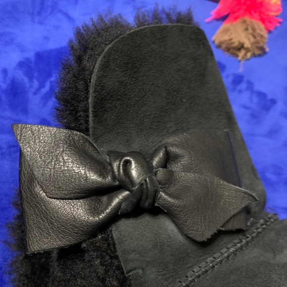 UGG Daelynn Leather 🎀 Black Short Boots - Picture 7 of 16